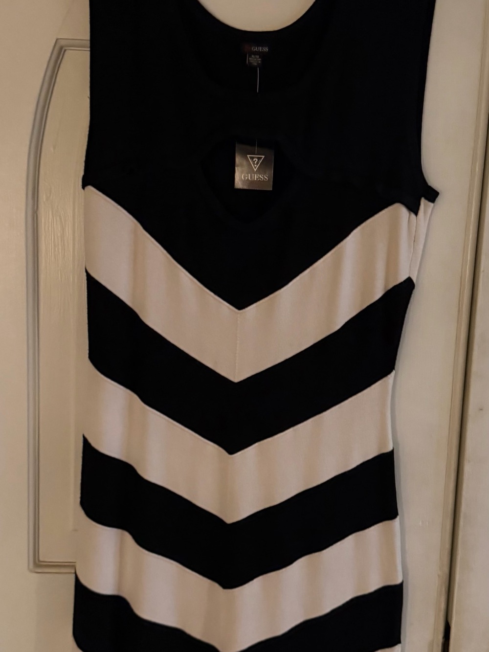 BRAND NWT GUESS BLACK & WHITE CHEVRON DRESS. SIZE XL WOMENS